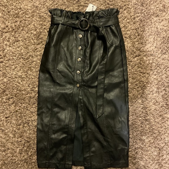 1. NWT Boohoo Black faux leather midi skirt with button detail and belt SZ 2 - Picture 4 of 7